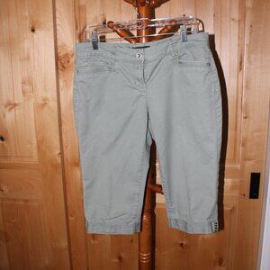 White House Black Market Pedal Pushers Size 8 Light Olive